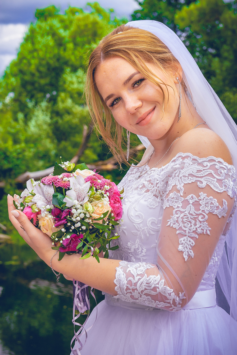 невеста в белом платье и с  букетом