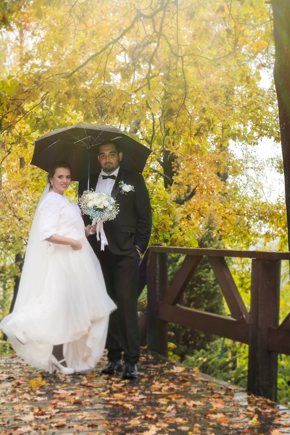муж и жена под зонтом