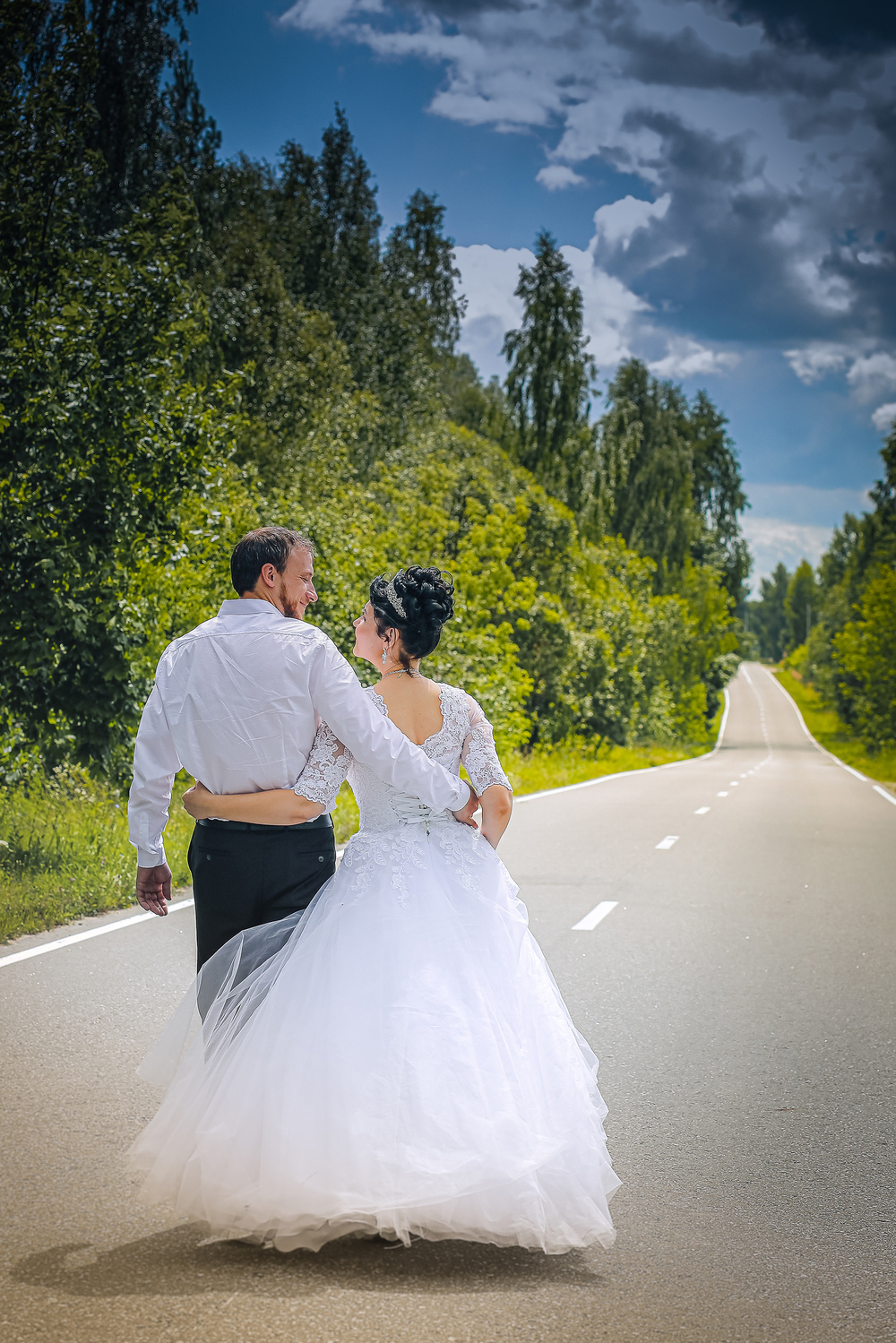 муж и жена идут по дороге